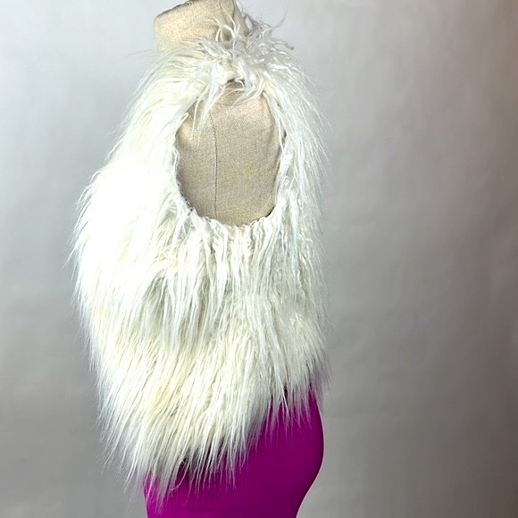 White faux fur fuzzy vest - Picture 3 of 10
